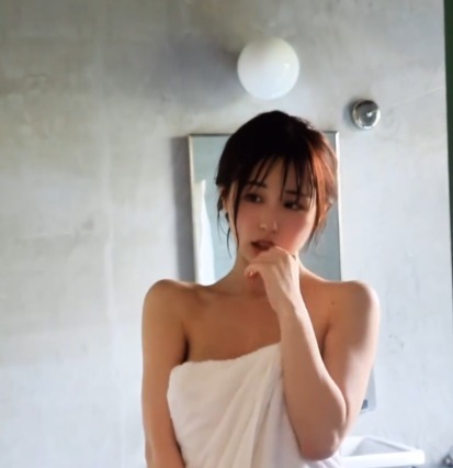 くりえみ、バスタオル一枚の究極セクシーな姿に！デジタル写真集の撮影ムービーにファン「最高です」 画像