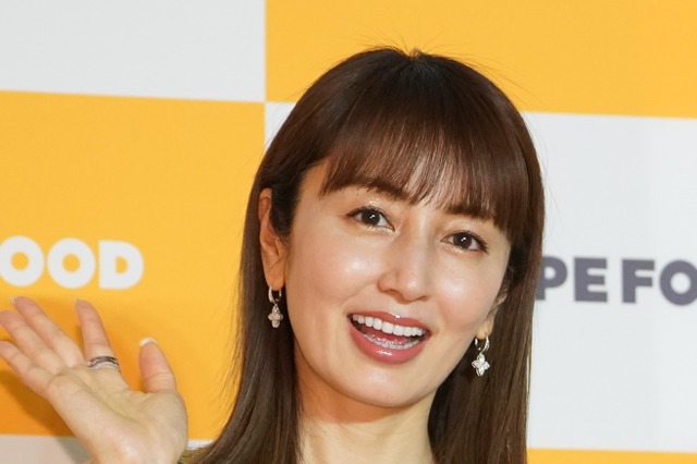 矢田亜希子、膝上丈の夏衣装ショット！“45歳”の美スタイルに「本当綺麗」「足長っ」 画像