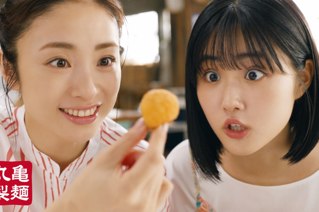 上戸彩と原菜乃華、丸亀製麺の「うどーなつ」に至福の表情 画像