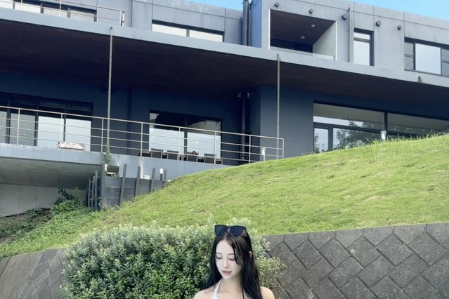 「脚長すぎ！」堀未央奈の水着ショットにファン歓喜 画像