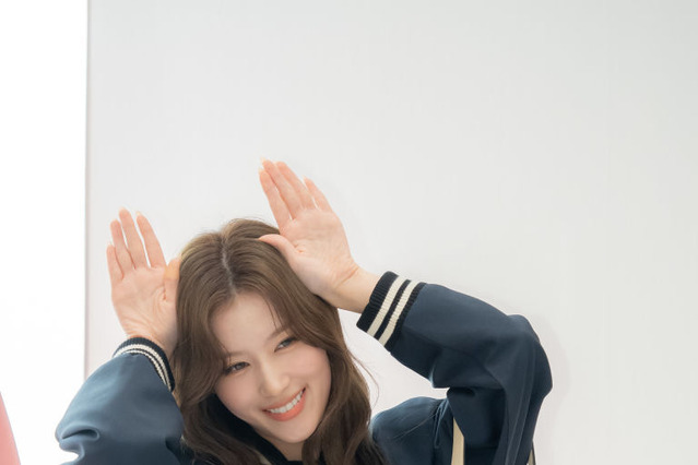 TWICE・サナ、PRADAの秋ルックを披露!「綺麗、かっこいい、可愛いを全部兼ね備えている」 画像