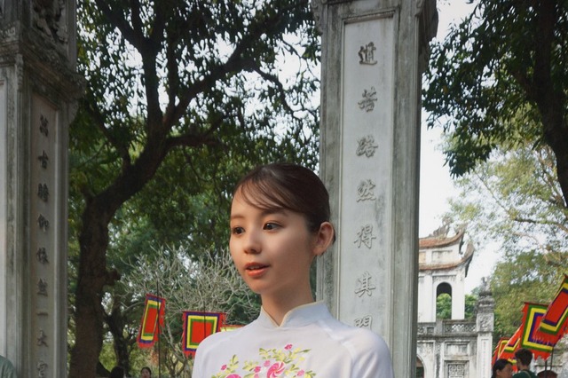 小池里奈、写真集撮影中に“扇子売り”が乱入する珍事 画像