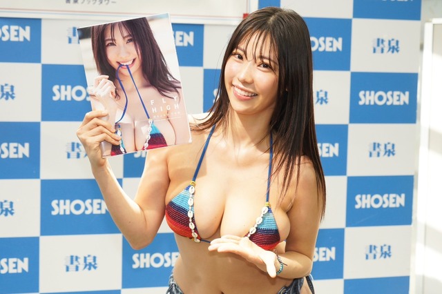 大胆ビキニ姿で登場の鈴木ふみ奈、最新写真集のお気に入りは“下乳カット” 画像