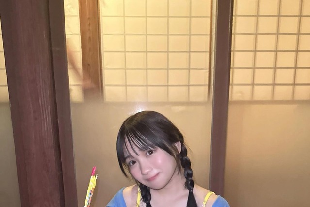 池本しおり、魅惑のパーカー×水着に!キュートな夏グラビアオフショット 画像