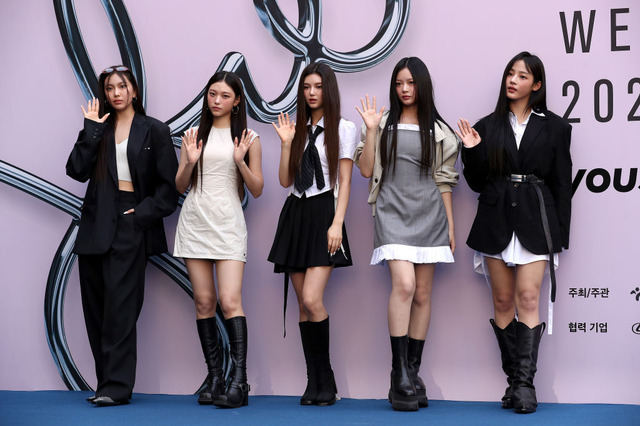 NewJeans、ソウルファッションウィークに出席！レディなミニ丈スカートで美脚披露 画像