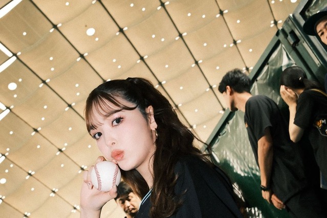 藤田ニコル、へそ出しルックで“コラボユニ”をおしゃれに着こなし! 画像