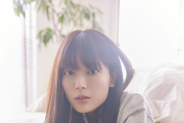 乃木坂46・岩本蓮加、Tシャツ&ショーパンのエモショット公開! 1st写真集の先行カット第2弾公開 画像