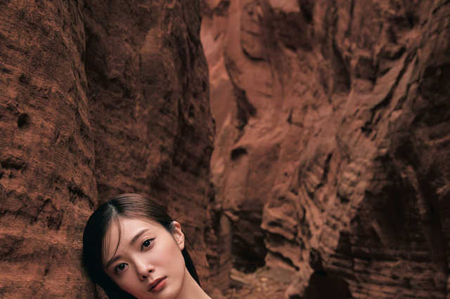 櫻坂46・田村保乃、写真集から渾身の1枚!「赤い撮影場所に赤いドレスが映え映え」 画像