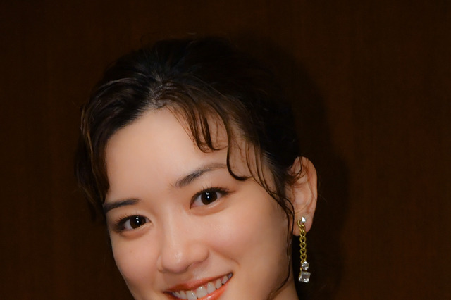 永野芽郁、貴重なへそ出しルック！ プラダの春夏コレクションへ 画像