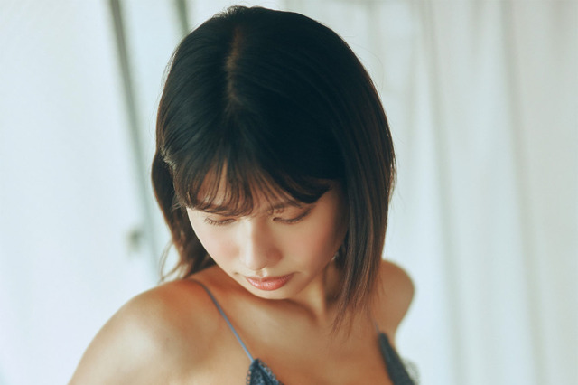 “ぺろりん先生”こと鹿目凛が昭和レトロなレオタード水着に！ デジタル写真集から誌面カット公開 画像