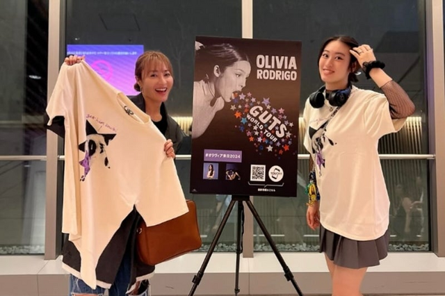 新山千春、ライブTシャツ姿の長女と仲良しショット！ 「まだまだLiveの余韻に浸ってる」 画像