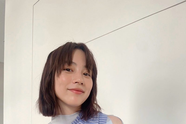 のん、ライトブルー衣装のオフショにファン歓喜「妖精みたい」「不思議な魅力」 画像