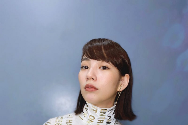 のん、インパクト絶大なメタリック衣装を披露! ファンからは「オーラがすごい……!」「美しさにウットリ」 画像
