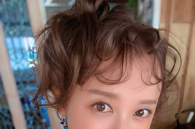 第1子妊娠中の小松彩夏、秋コーデの近影ショットにファン歓喜「美しいなぁーーー!!!」 画像