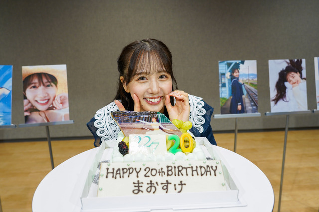 麻丘真央、二十歳の誕生日に1st写真集発売!得意のフェンシングカットがプリントされたケーキににっこり 画像