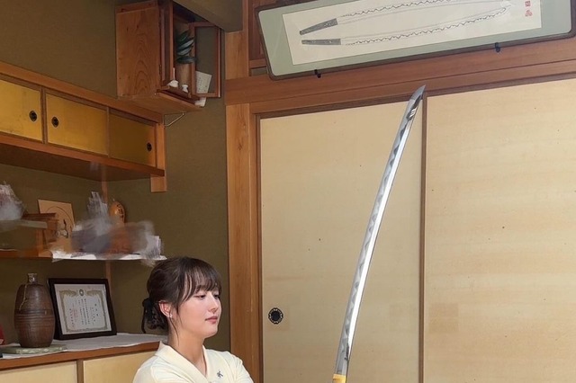 SKE48イチの歴史好き鎌田菜月、日本刀に感動 画像