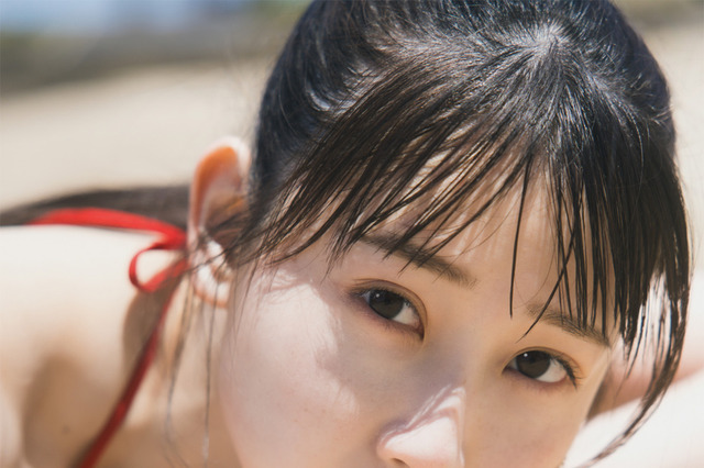 SKE48・井上瑠夏、白い砂浜で“火の国ビキニ”の寝そべりショット！ 1st写真集の表紙カット解禁 画像