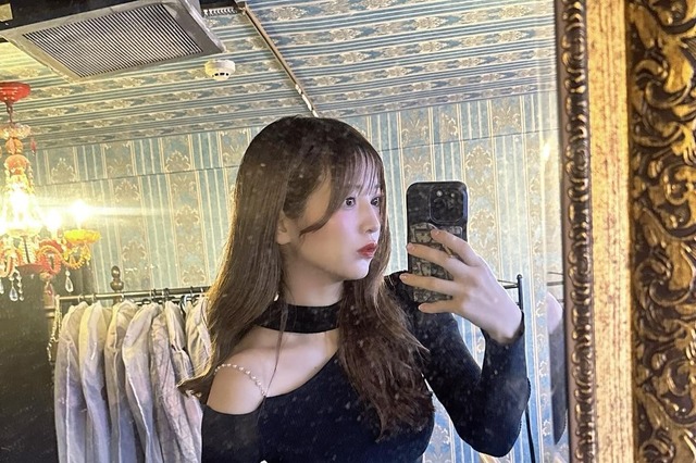 黒嵜菜々子、超ミニスカで魅惑の生足!「目が離せなくなっちゃいます」「最高にかわいい」 画像