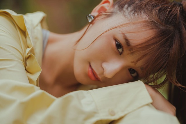 浅川梨奈の新カレンダー発売決定! オール外ロケでメイクや衣装をカラフルに 画像