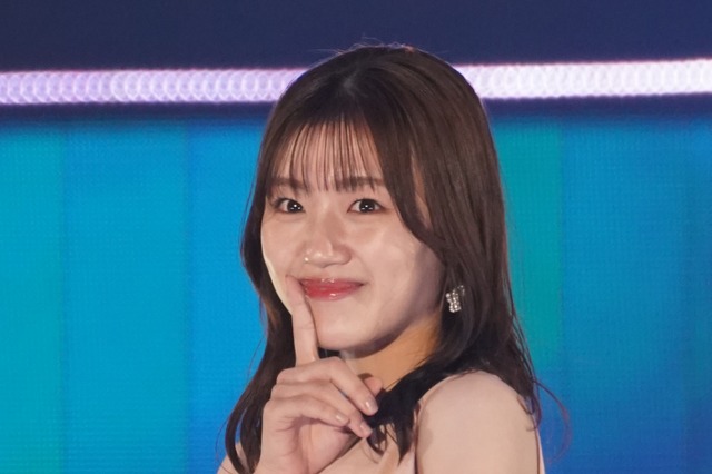 日向坂46・佐々木美玲、“制服風”ミニスカ姿にファン歓喜「現役やん」「かわいい」 画像