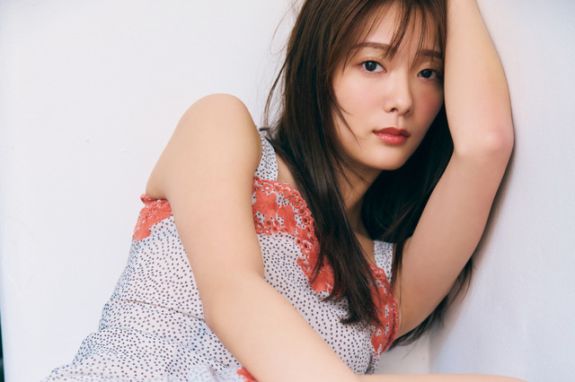 櫻坂46・田村保乃、ドレスから美しい脚がすらり……2nd写真集先行カット第12弾 画像