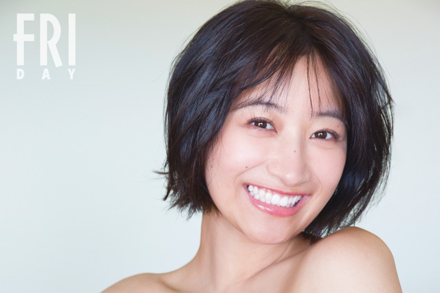 “グラビア界の超新星”榎原依那の1st写真集、予約殺到で発売前重版が決定！ 画像