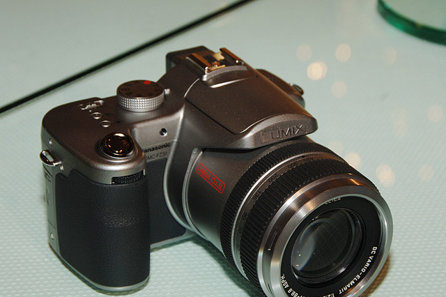 松下、光学12倍・手ブレ補正・マルチアングル液晶搭載の800万画素デジカメ「LUMIX DMC-FZ30」 画像