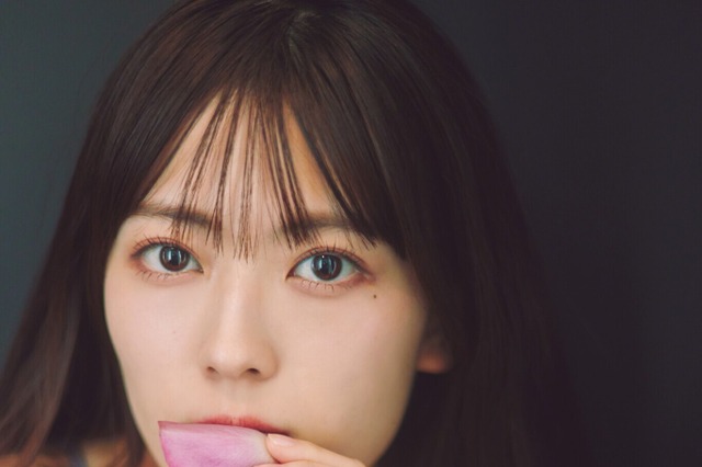 乃木坂46岩本蓮加、谷間くっきりランジェリー姿で花びらを「はむっ」……「いたずらな風」先行カット第9弾 画像