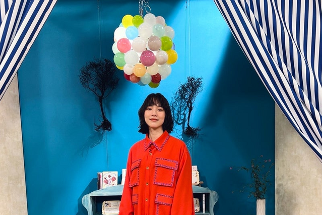 のん、真っ赤なジャケットとパンツを着こなし! ファンからは「お美しゅうございます」 画像