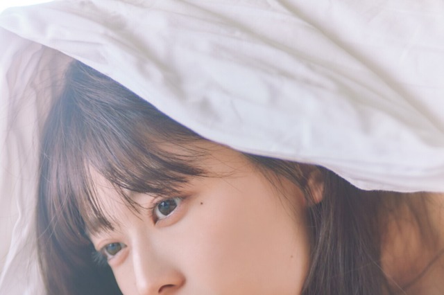 乃木坂46・岩本蓮加、ベッドルームでナチュラルな素顔…1st写真集「いたずらな風」裏表紙4パターンを公開 画像