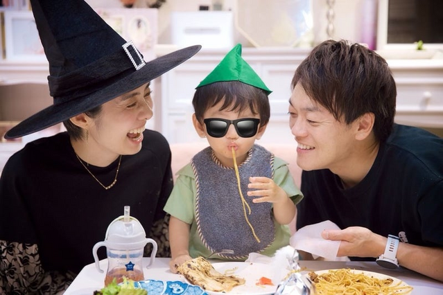 おばたのお兄さん、“1歳2ヶ月”愛息子の初ハロウィン報告! 仲良し家族ショットも 画像