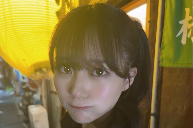 田中美久、あざカワ衣装で深夜ロケ！ 魅惑の肩出しオフショット 画像