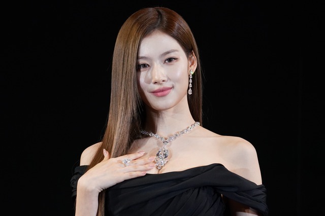 TWICE・SANA、70億円以上のジュエリーを身に着け登場…デコルテ&美脚も披露 画像