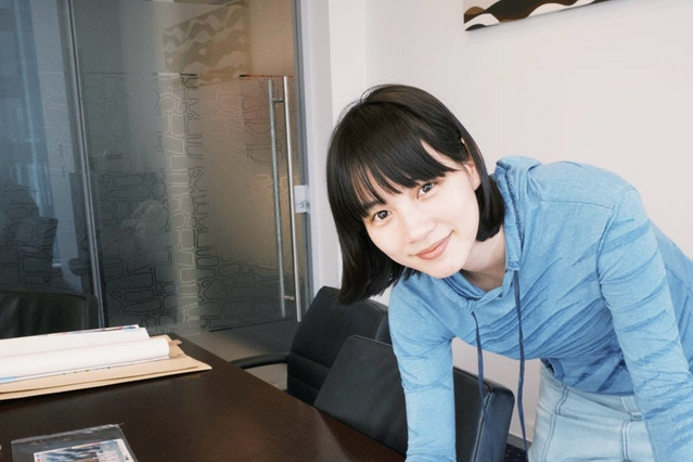 のん、2025年カレンダーのチェック作業に励むオフショット! 「ペン持ってるの似合います」 画像