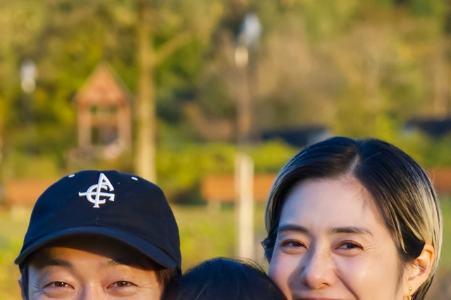 おばたのお兄さん、妻・山崎夕貴アナと息子との笑顔あふれる3ショット！ 家族3人で故郷へ帰省 画像