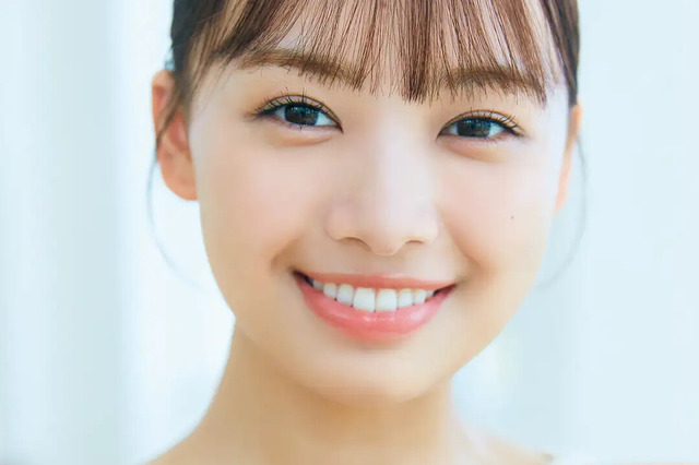 日向坂46・濱岸ひより、純白のウェディングドレスでキラめく笑顔! 1st写真集より先行カット公開 画像