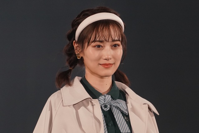 山下美月、黒ブーツ×ミニ丈コーデで色白太ももちらり 画像