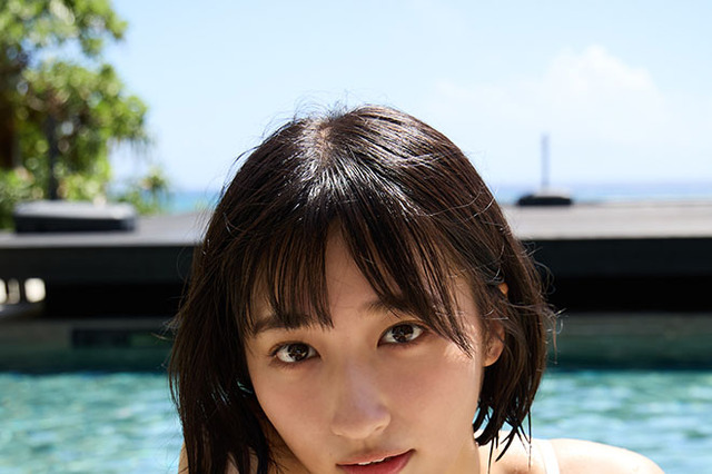水野瞳、純白水着でこちらを覗き込む姿に胸キュン! 競泳水着やカラフルなビキニ姿なども 画像