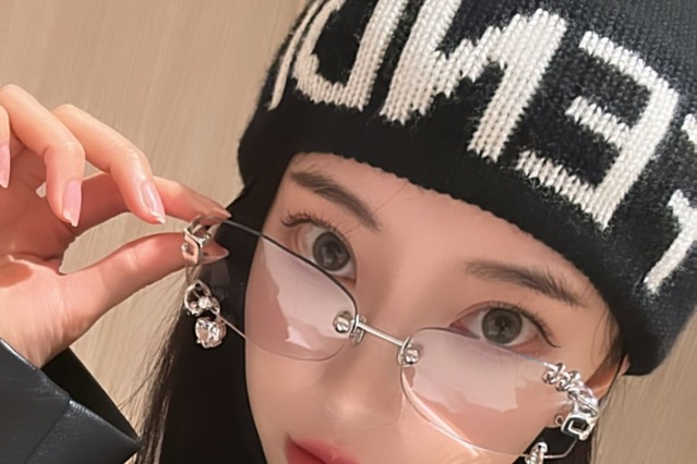 おしゃれレベル高っ！ 堀未央奈、イケイケなメガネ姿をSNS投稿 画像