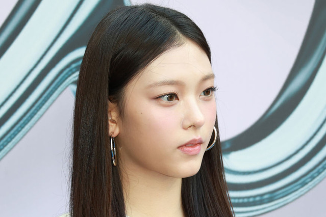 NewJeansヘリン、ファンが“赤ちゃん時代”を拡大コピー！? 「可愛いからしょうがない」 画像