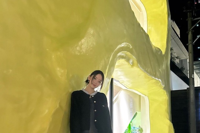 堀未央奈、美スタイル際立つミニ丈×ハイソックスコーデ！ 画像