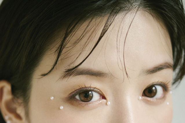 永野芽郁、大人びた表情から溢れ出す透明感! 2025カレンダーが発売決定 画像