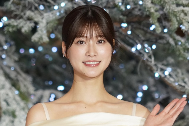 生見愛瑠が純白ドレスで点灯式、願い事をするなら「クリスマスを休みにしてほしい」 画像