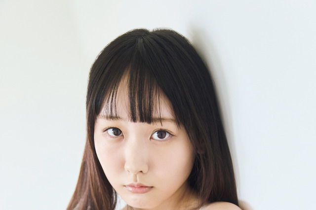 “注目の17歳”須羽こころ、Fカップバストあらわな純白ランジェリー姿に！ 画像