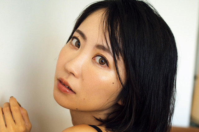 話題のレースクイーン・根岸しおり、素肌感溢れる“攻め”の初グラビア! 画像