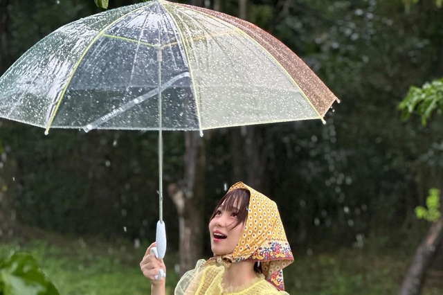 池本しおり、傘を片手にキュート&セクシーなグラビア披露 画像