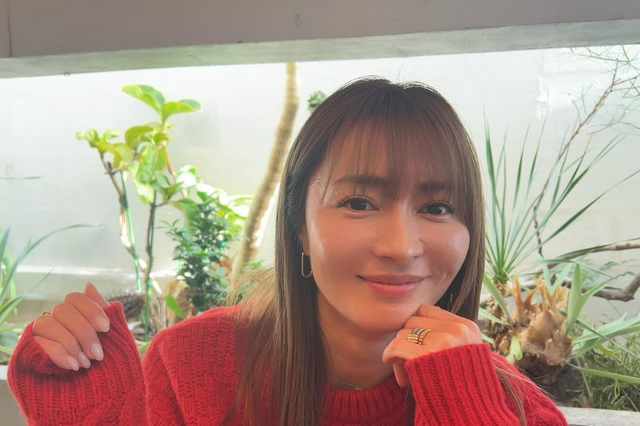 新山千春、冬らしい赤いニット姿であふれる笑顔！ プライベートショットを公開 画像