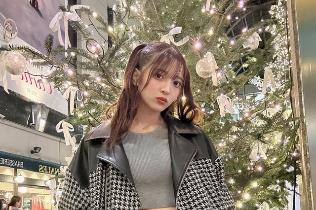 「このむっちり感は反則」黒嵜菜々子、太もも覗くミニスカコーデに視線集中… 画像
