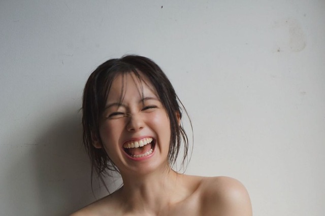 小池里奈、笑顔&美肌全開オフショに反響「なんやこの天使」「ヤバいですこのショット!!」 画像