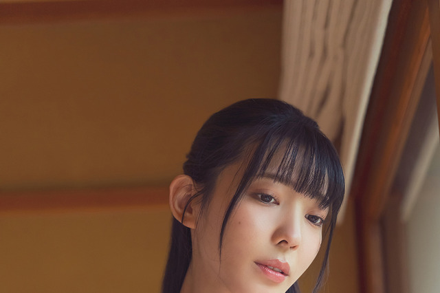 紫藤るい、Iカップがこぼれ落ちそうな“手ブラ”ショット！ セミヌード写真集が発売決定 画像